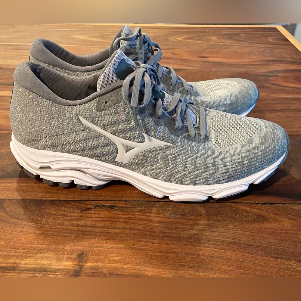 Mizuno Wave Inspire 16 Mens Athletic Sneakers - Size 11 Shoe - Grey